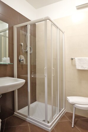 Single Room | Bathroom | Free toiletries, bidet, towels