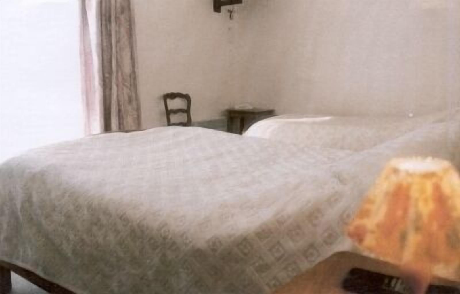 triple room | desk, soundproofing, free cots/infant beds, rollaway beds