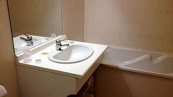 Twin Room | Bathroom | Hair dryer