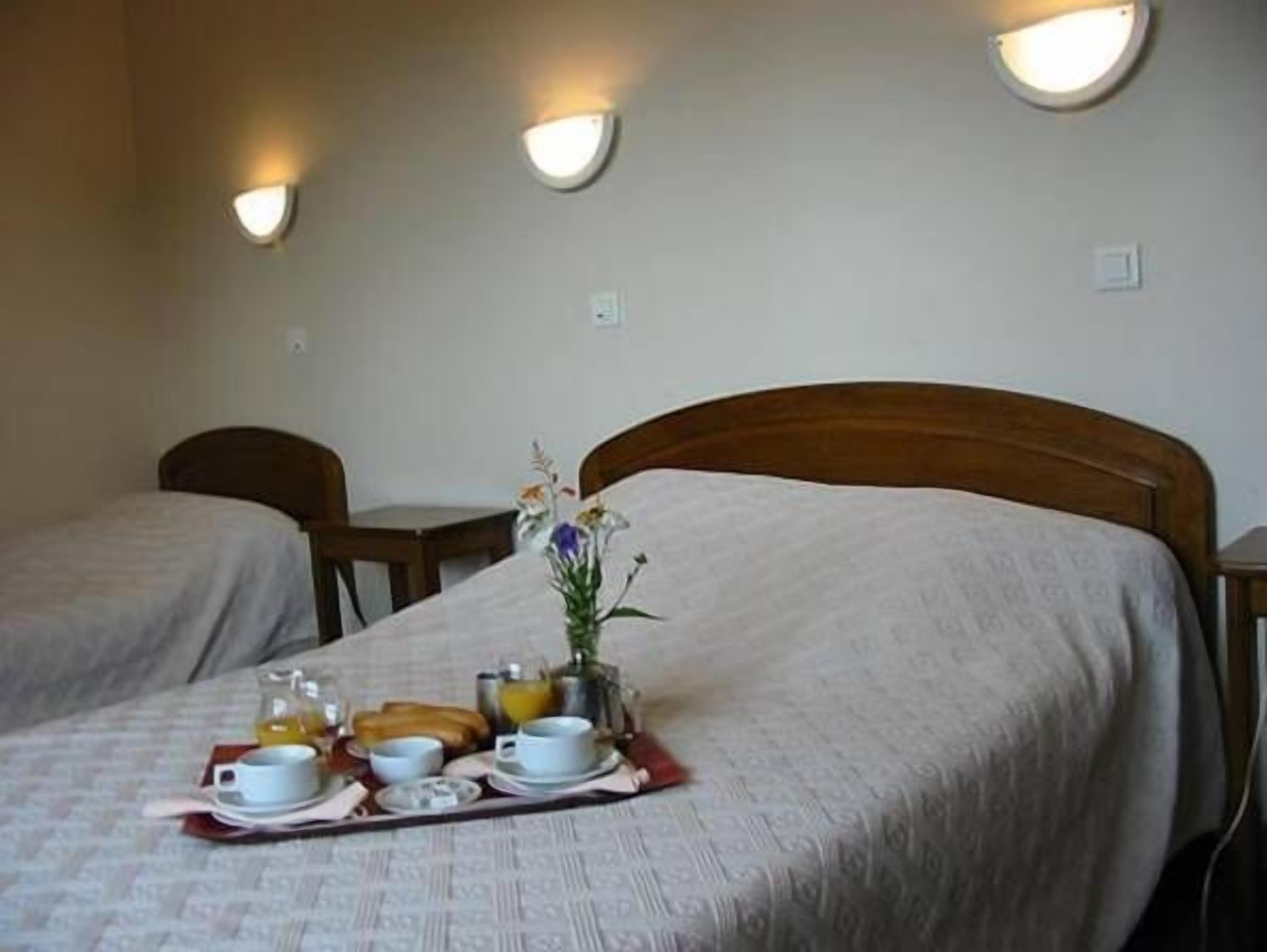 twin room | desk, soundproofing, free cots/infant beds, rollaway beds