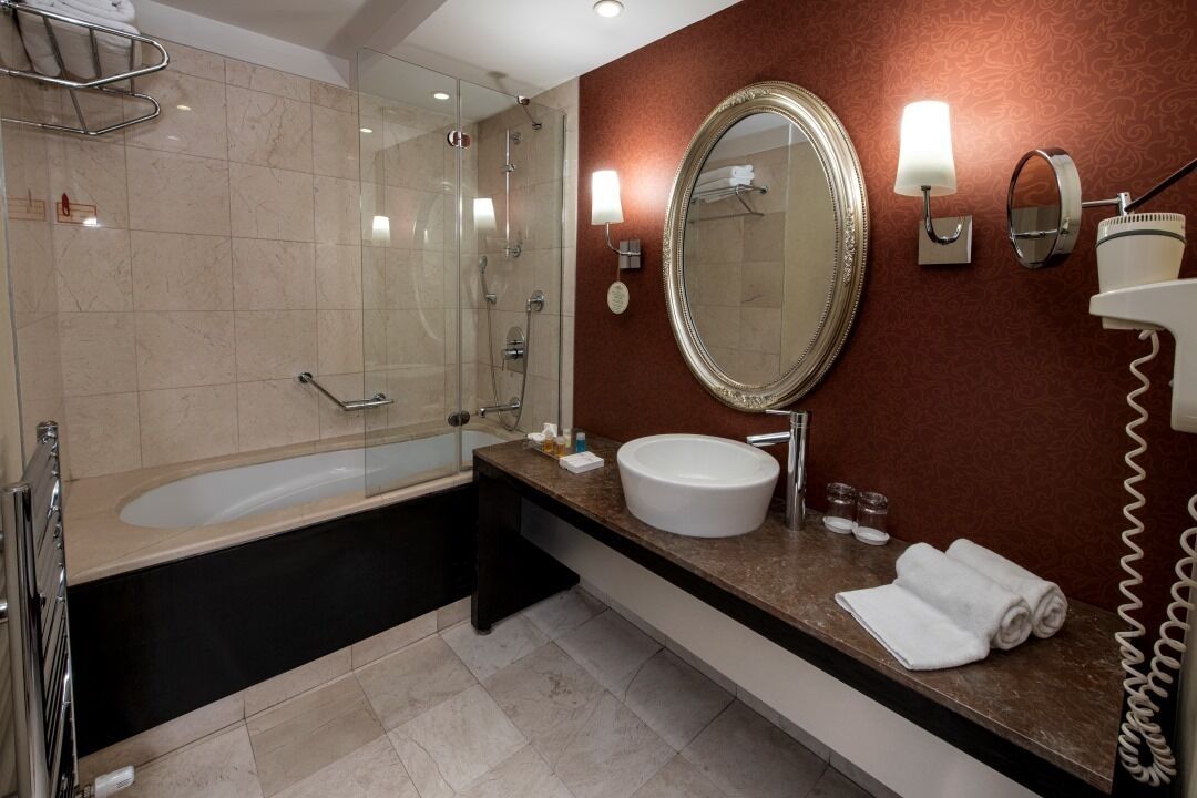 standard twin room | bathroom | combined shower/bathtub, free toiletries, hair dryer, slippers