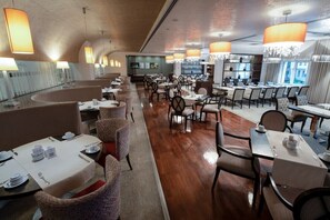 Petit déjeuner, déjeuner et dîner servis sur place