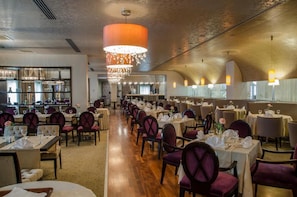 Café da manhã com buffet todos os dias mediante uma taxa