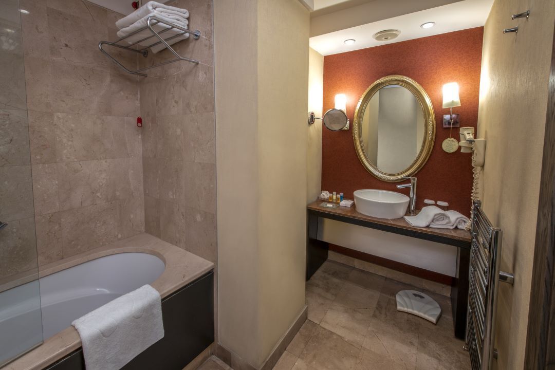 standard room | bathroom | combined shower/bathtub, free toiletries, hair dryer, slippers