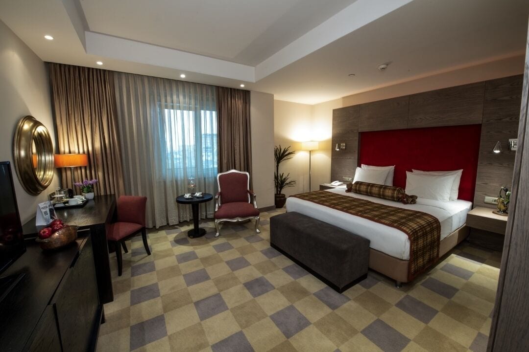 standard room | minibar, in-room safe, desk, soundproofing