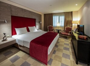 Suite | Minibar, safe på rommet, skrivebord og lydisolert