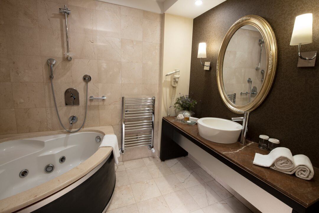 suite | bathroom | combined shower/bathtub, free toiletries, hair dryer, slippers