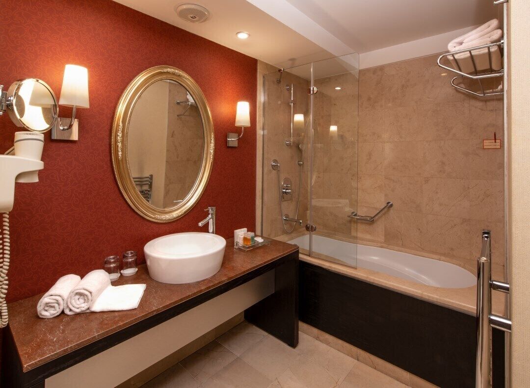 superior double room | bathroom | combined shower/bathtub, free toiletries, hair dryer, slippers