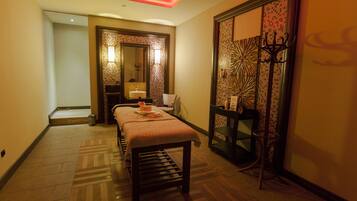 Salas para tratamentos a dois, sauna seca, banheira de hidromassagem