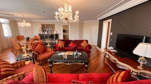 Presidential Süit, 2 Yatak Odası | Oturma alanı | Dijital TV kanalları bulunan 19 inç televizyon 