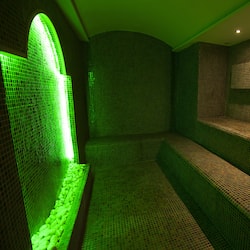 Salas para tratamentos a dois, sauna seca, banheira de hidromassagem