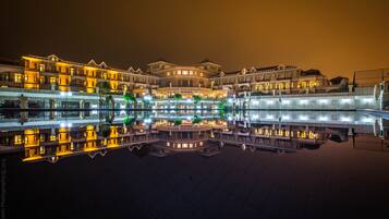 Bagian depan properti - sore/malam