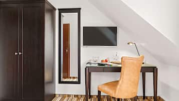 1 habitación, decoración personalizada y escritorio