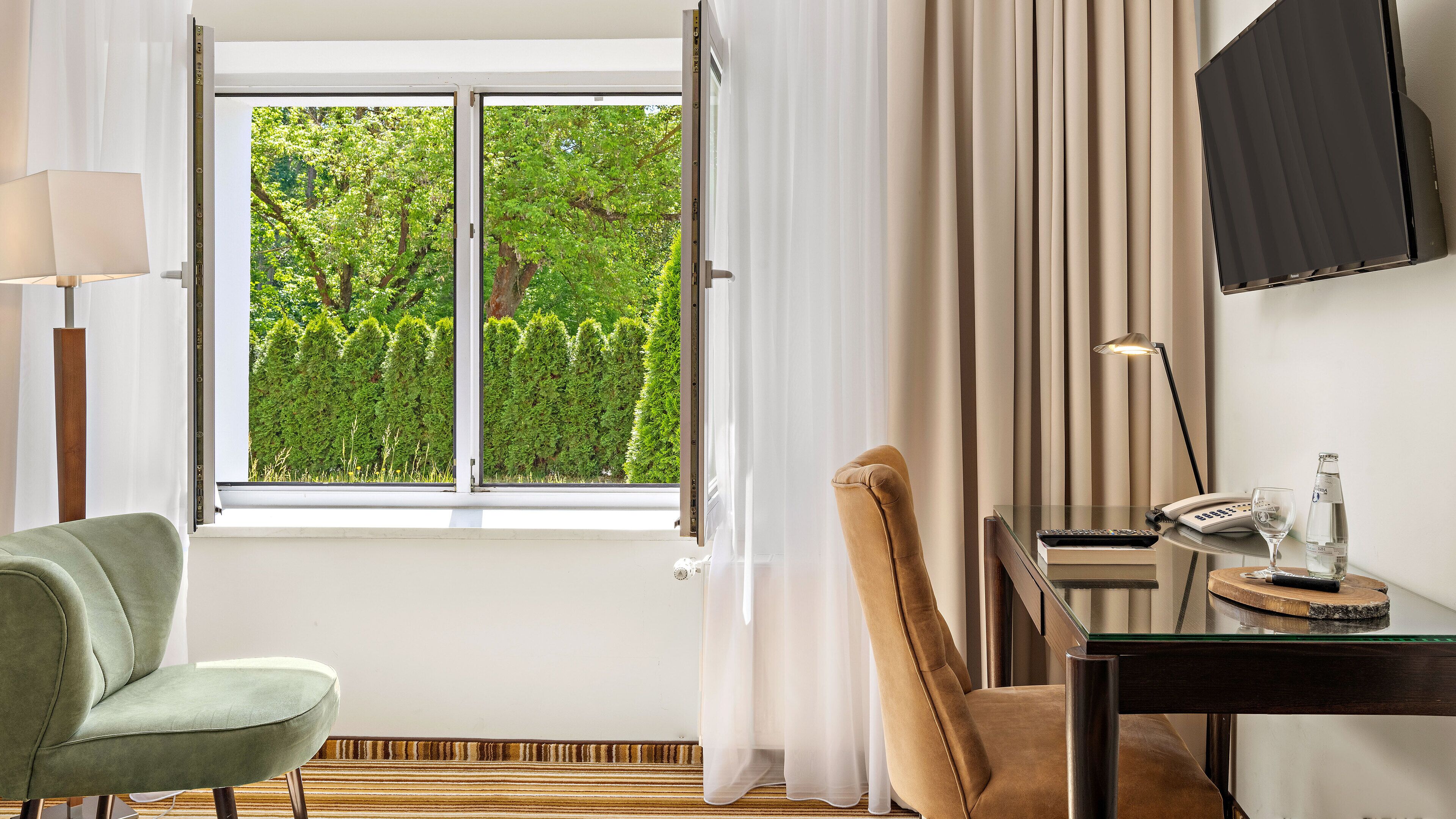 single room | individually decorated, desk, laptop workspace, free wifi