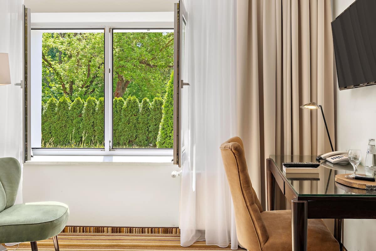 single room | individually decorated, desk, laptop workspace, free wifi