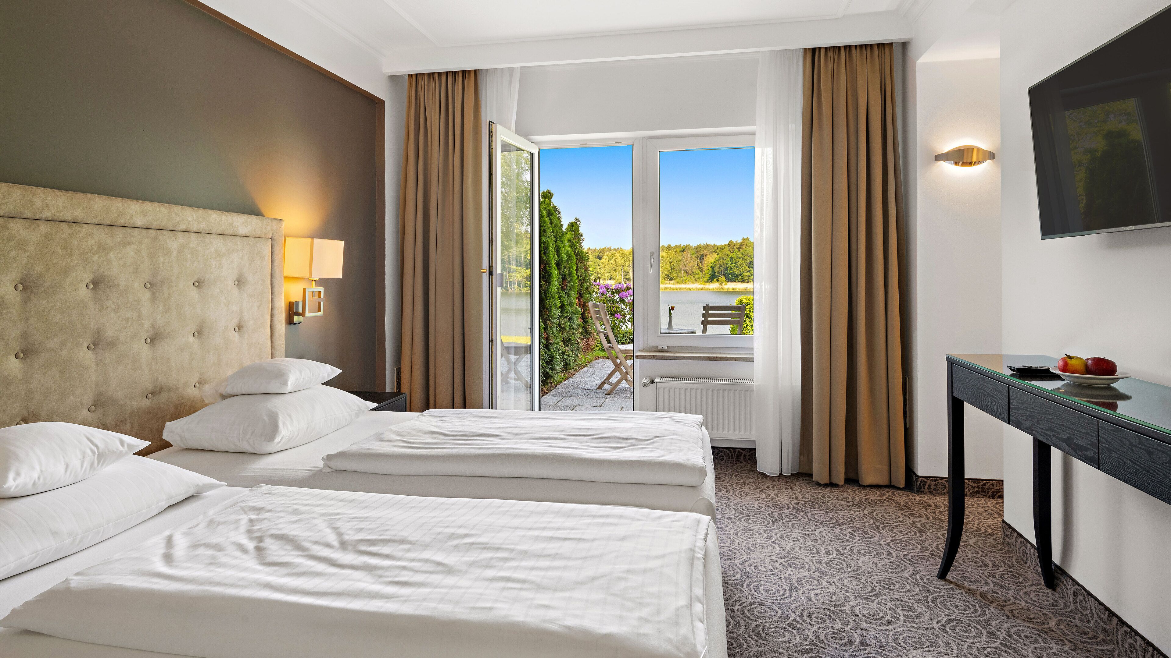 suite | individually decorated, desk, laptop workspace, free wifi