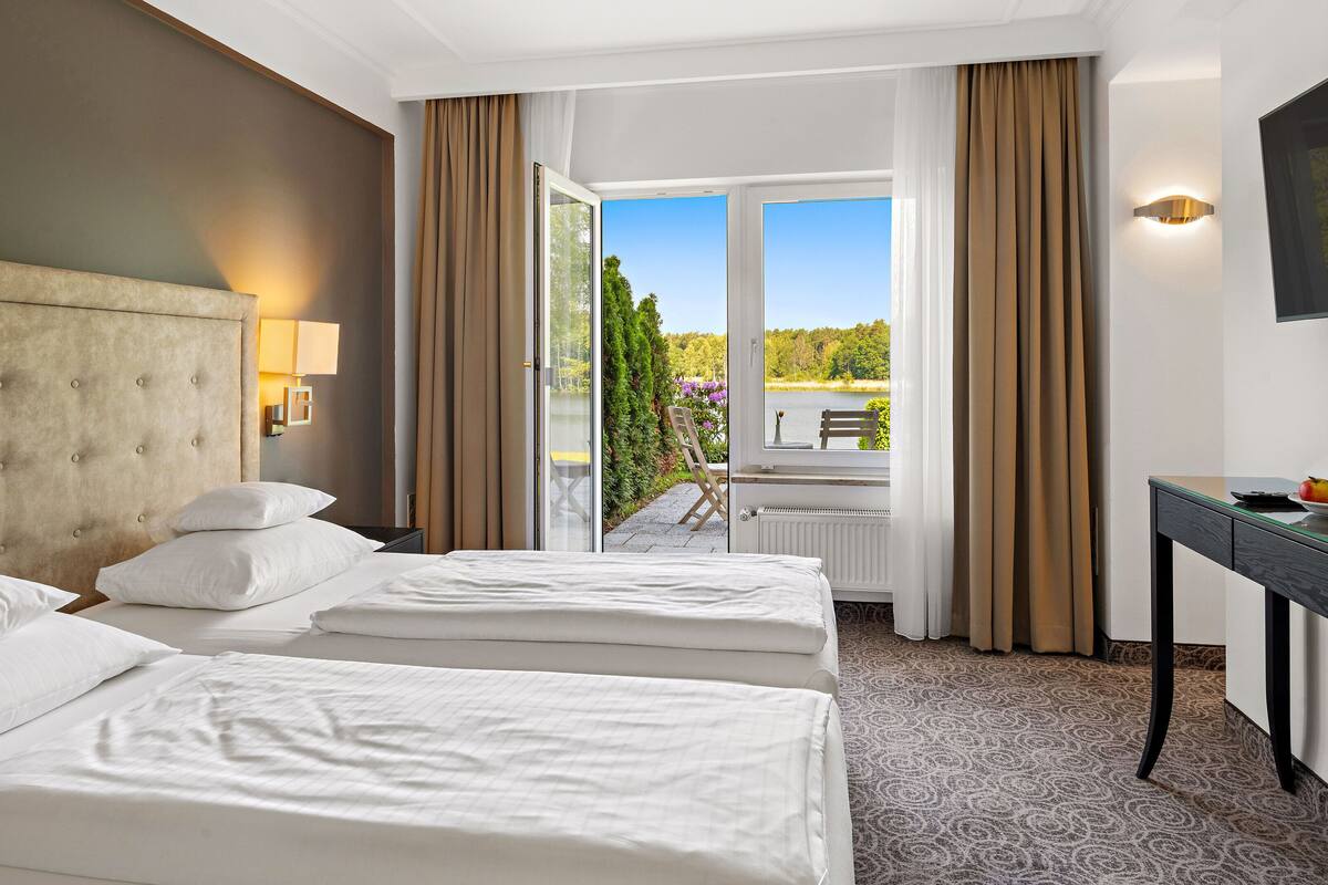 suite | individually decorated, desk, laptop workspace, free wifi