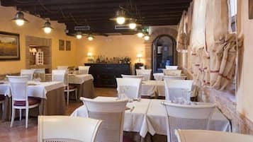 Breakfast, lunch, dinner served; local cuisine, garden views