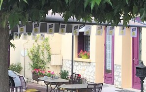Breakfast served, local cuisine, al fresco dining