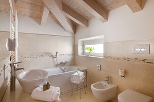 Superior Double Room | Bathroom | Free toiletries, hair dryer, bidet, towels