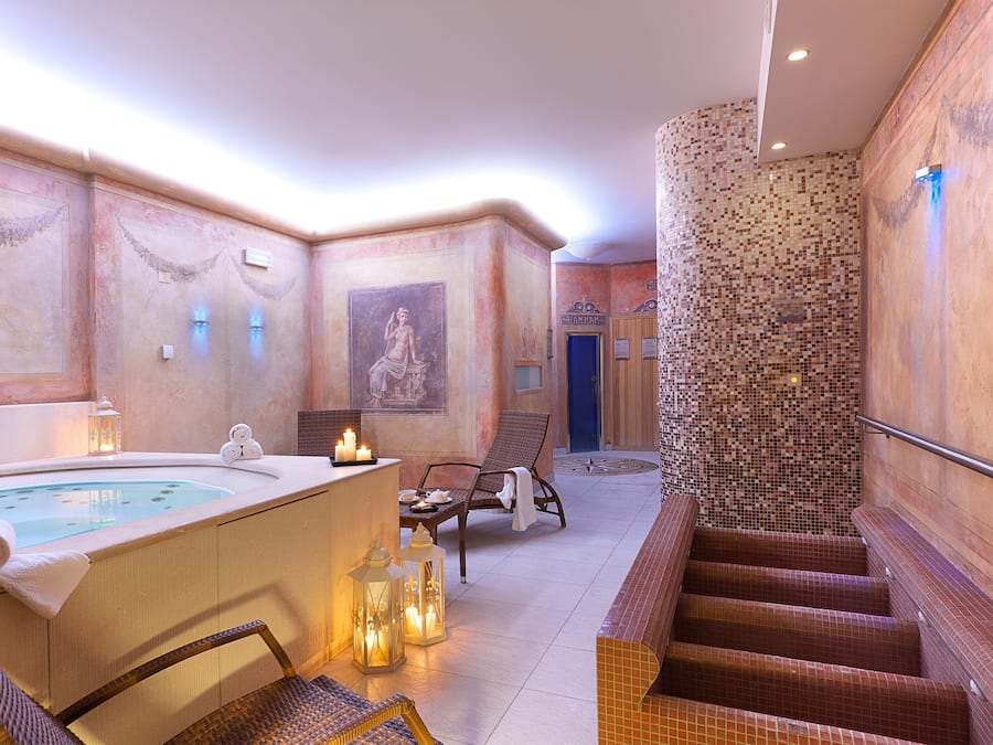 Indoor spa tub