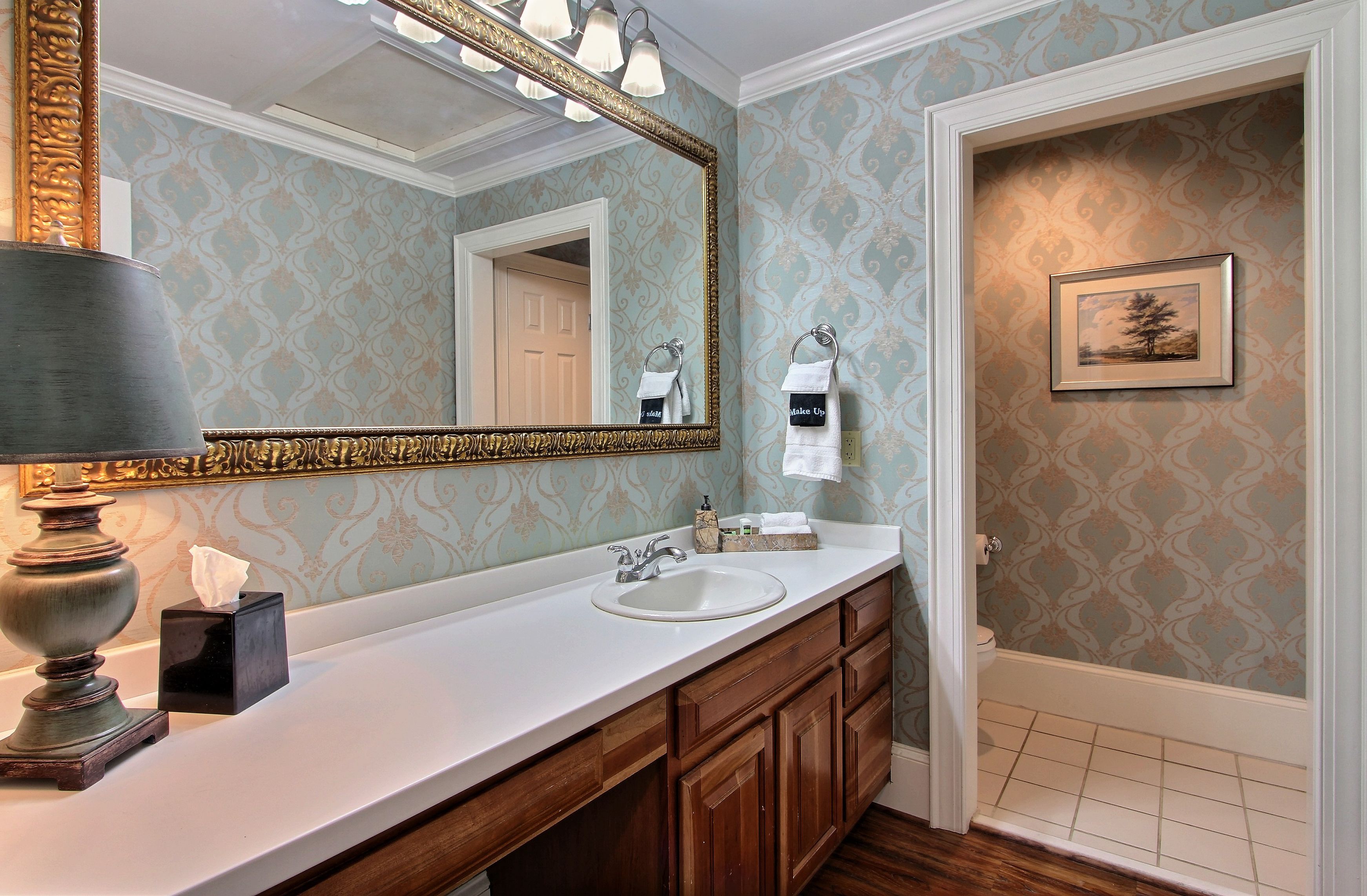 Perlengkapan mandi gratis, pengering rambut,  dan handuk