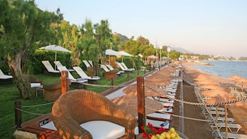 Yksityinen ranta lähistöllä, aurinkotuoleja, aurinkovarjoja