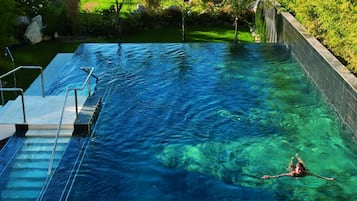 Indoor pool, 3 outdoor pools, pool loungers