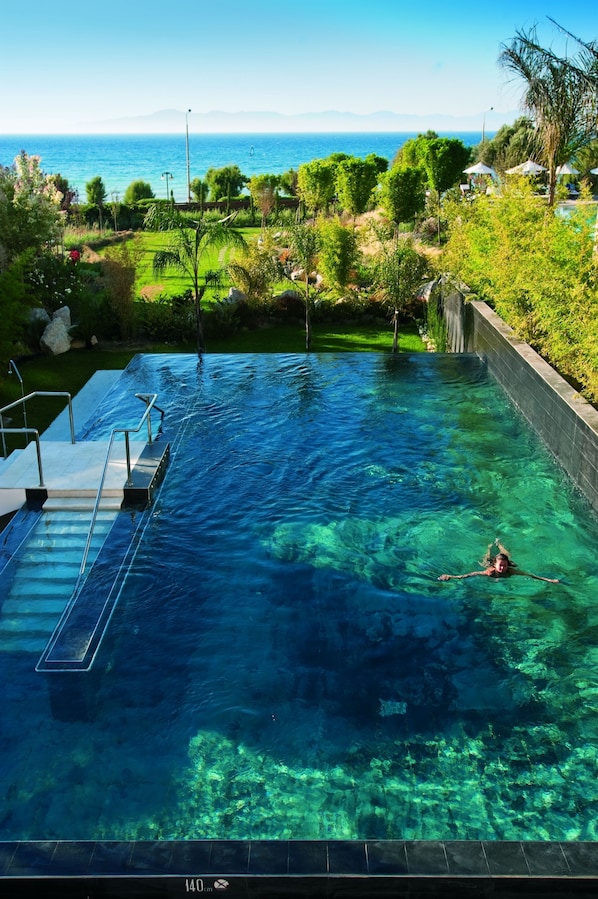 Piscine couverte, 3 piscines extérieures, chaises longues
