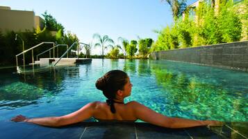 Indoor pool, 3 outdoor pools, pool loungers