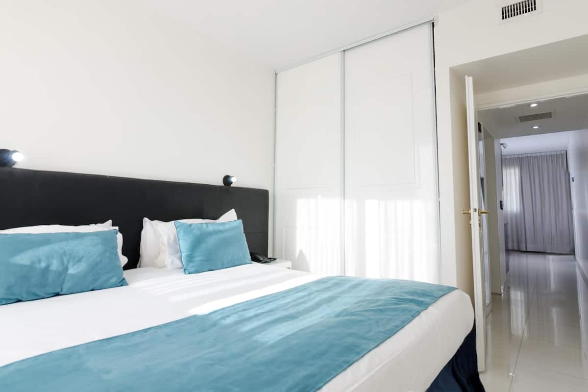 1 Schlafzimmer, hochwertige Bettwaren, Daunenbettdecken