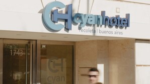 Fachada del hotel Chyan, con un cartel visible que muestra el nombre y la ubicación.
