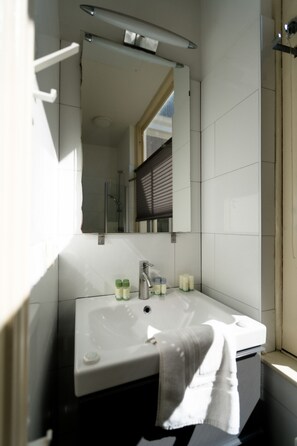 Comfort appartement, 1 slaapkamer | Badkamer | Een haardroger, handdoeken, toiletpapier