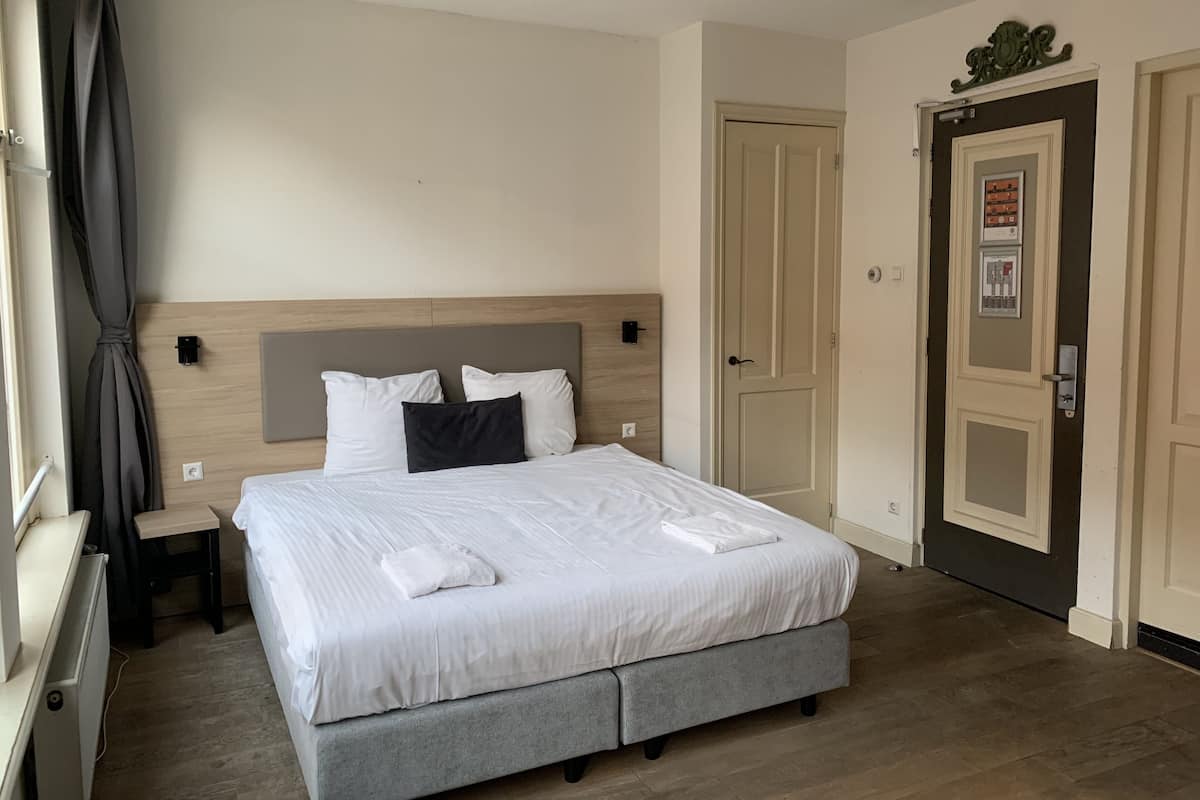 Studio, 1 Double Bed | In-room safe, iron/ironing board, free WiFi, bed sheets