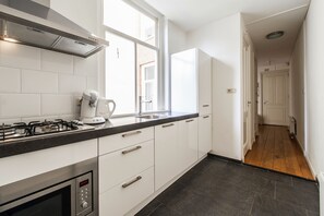 Réfrigérateur, micro-ondes, plaque de cuisson, cafetière/bouilloire