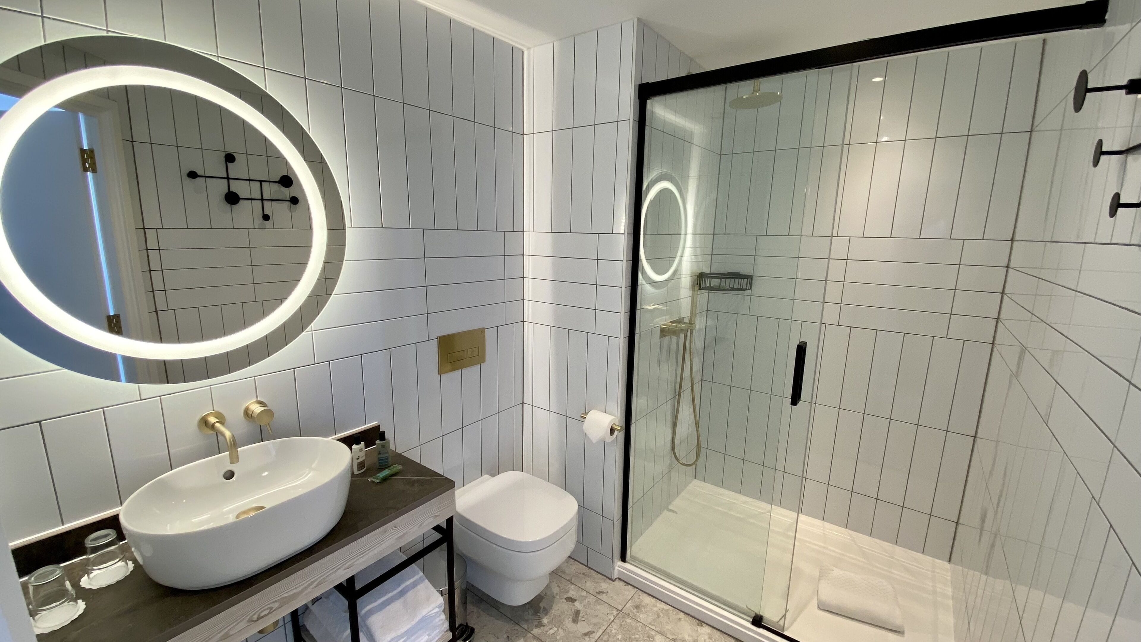 standard double room | bathroom | free toiletries, hair dryer, towels