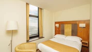 Economy-dobbeltværelse - havudsigt | Pengeskab på værelset, skrivebord, arbejdsområde til bærbare computere