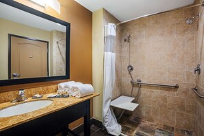 Duschwanne, kostenlose Toilettenartikel, Haartrockner, Handtücher