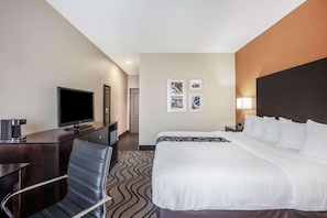 Premium bedding, desk, iron/ironing board, free cots/infant beds - La Quinta Inn & Suites by Wyndham Beeville (Beeville)