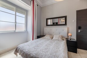 Roupas de cama premium, cofres nos quartos, cortinas blackout