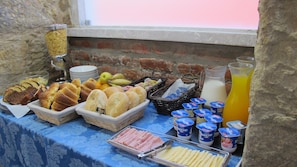 Daily continental breakfast (EUR 6 per person)