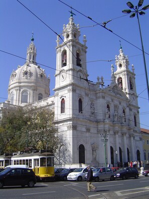 A historic building with a large dome and two bell towers. - V Dinastia (Lisbon)
