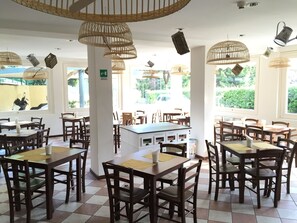 含每日吃到飽早餐