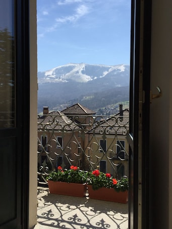 Quarto casal superior, 1 quarto, vista para a montanha | Sacada. Villa San Fedele