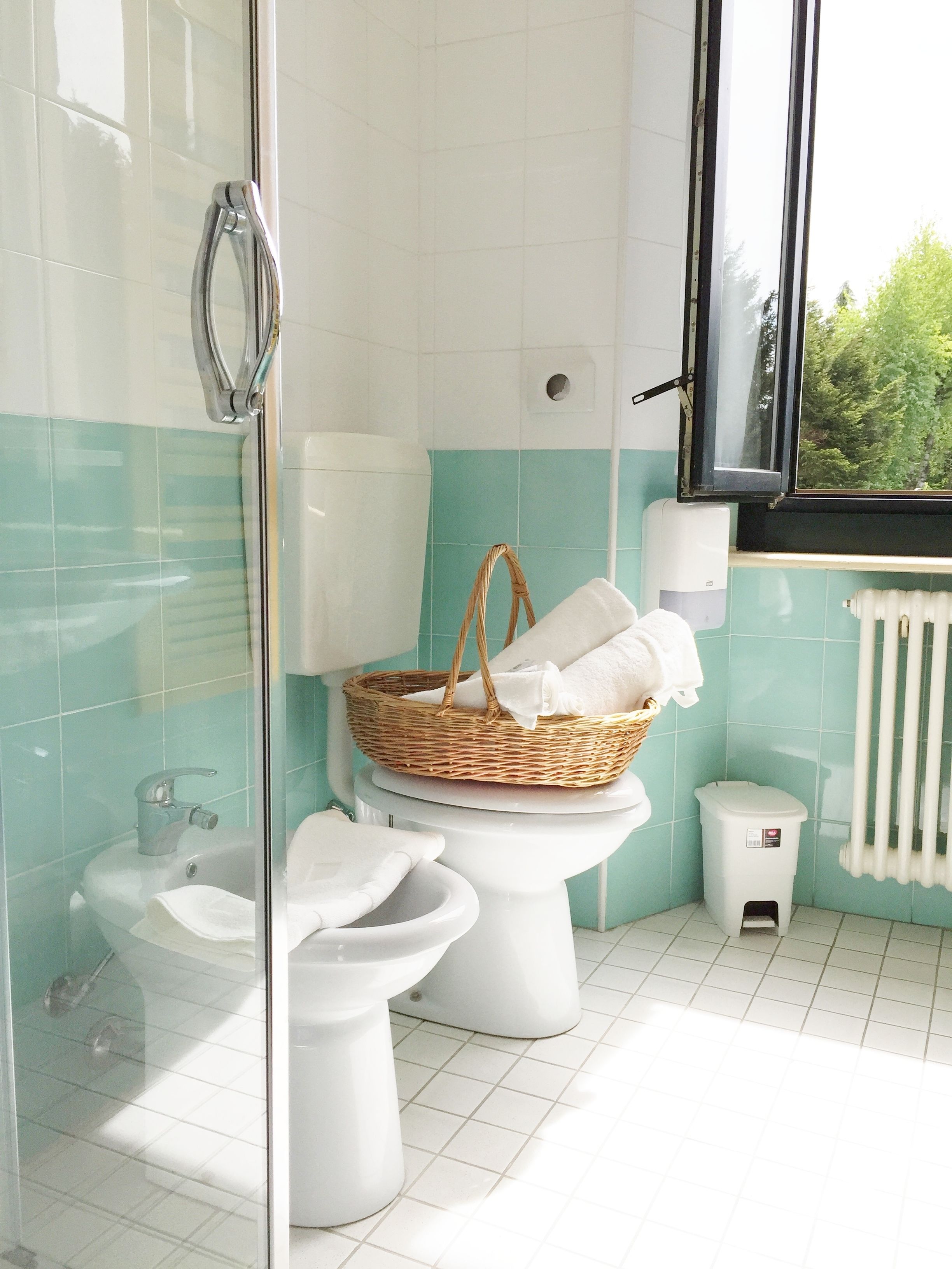 double room | bathroom | shower, free toiletries, hair dryer, bidet