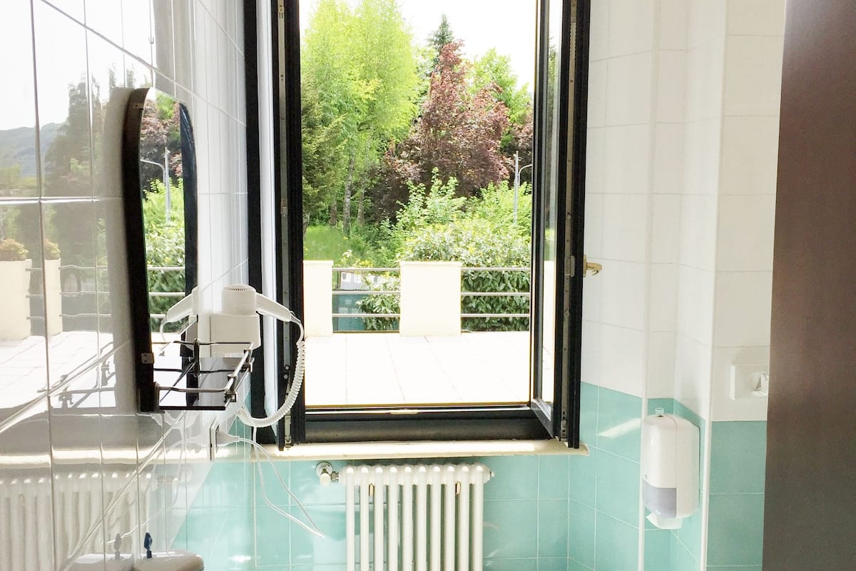 double room | bathroom | shower, free toiletries, hair dryer, bidet