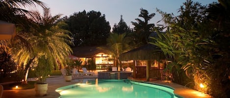 Piscine extérieure, parasols de plage, chaises longues