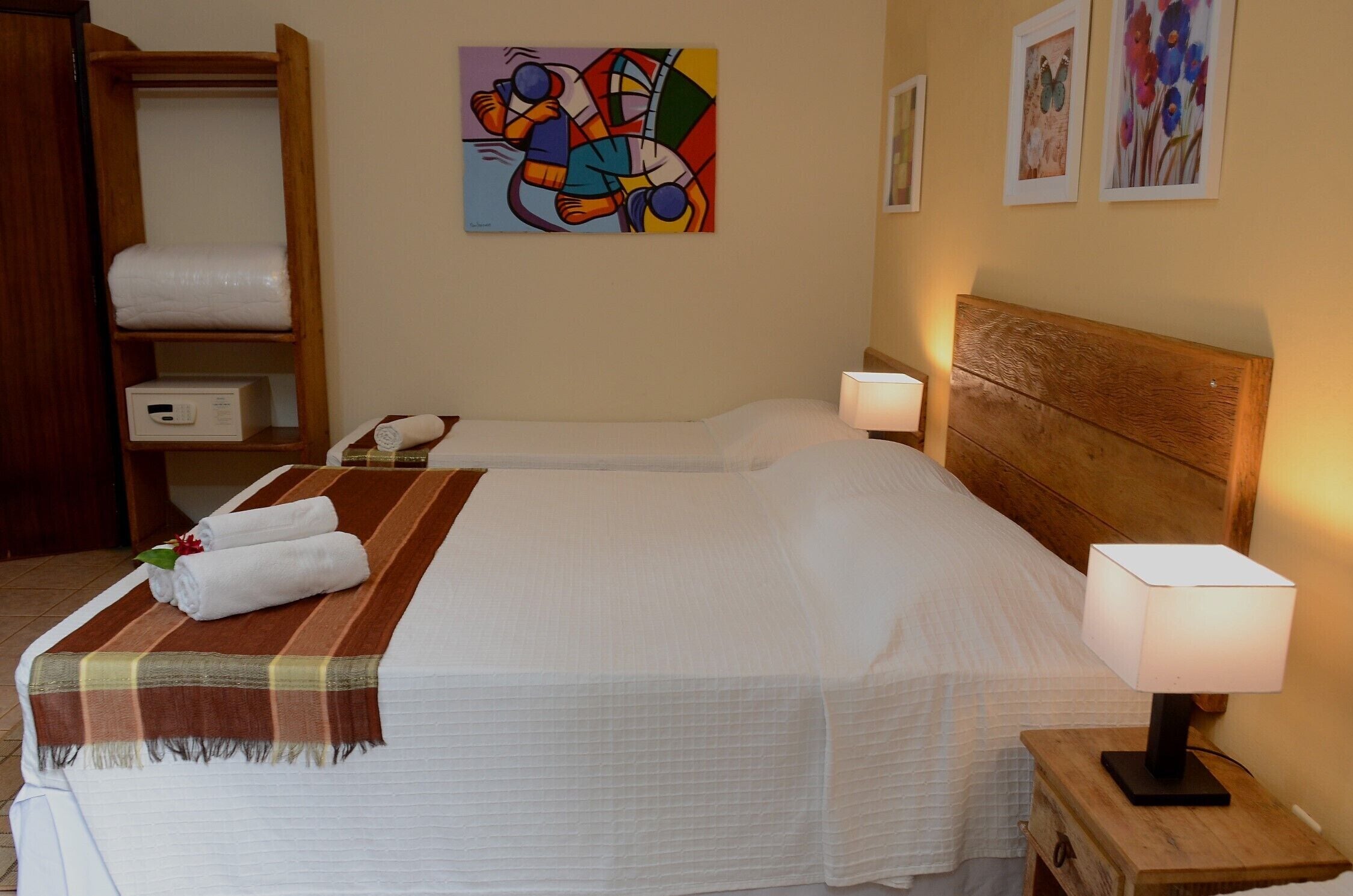 Driepersoonskamer | Een minibar, een kluis op de kamer, individueel gedecoreerd