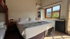 Quadruple Room | Minibar, in-room safe, individually decorated, iron/ironing board - Pousada Moryba (São Sebastião)