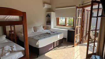 Quarto quádruplo | Frigobar, cofres nos quartos, individualmente decorados